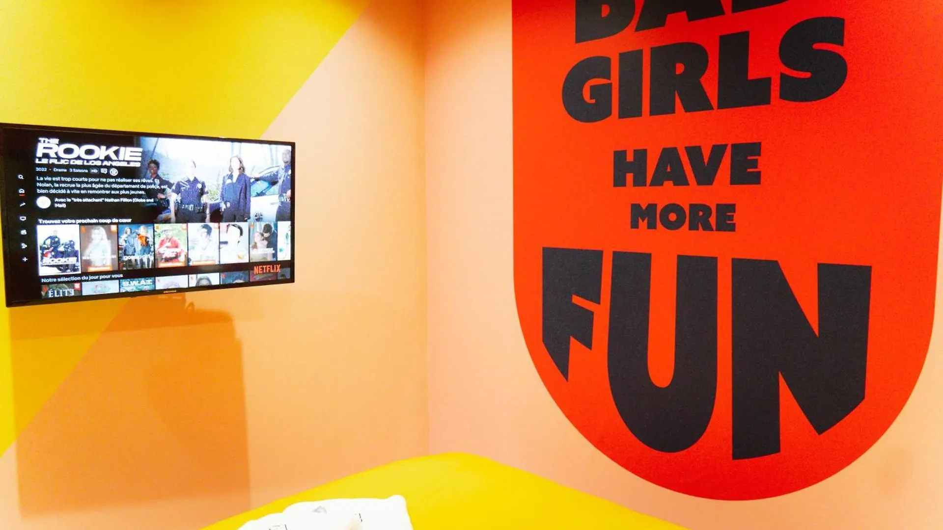 Capsule Girl Power Spa - Balneo - Sauna - Karaoke - Billard - 2 Chambres シャルルロワ アパート