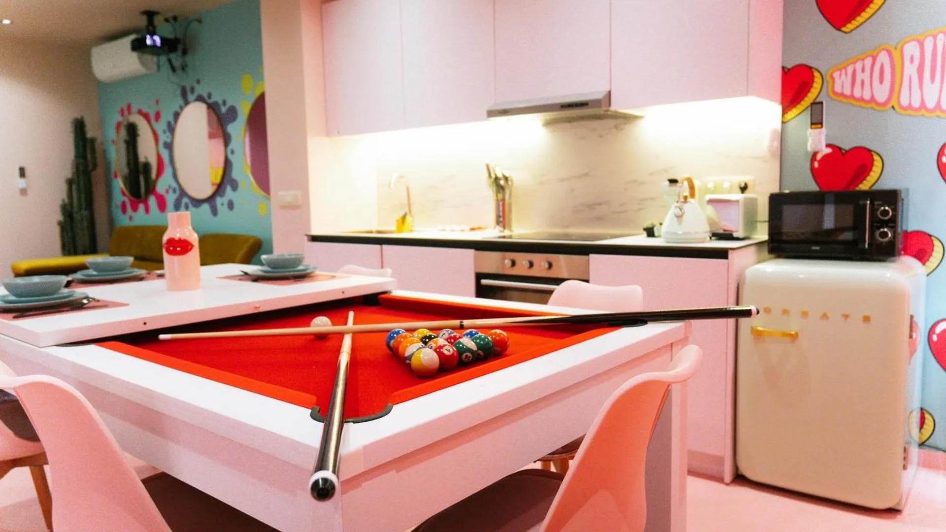 Capsule Girl Power Spa - Balneo - Sauna - Karaoke - Billard - 2 Chambres シャルルロワ ベルギー
