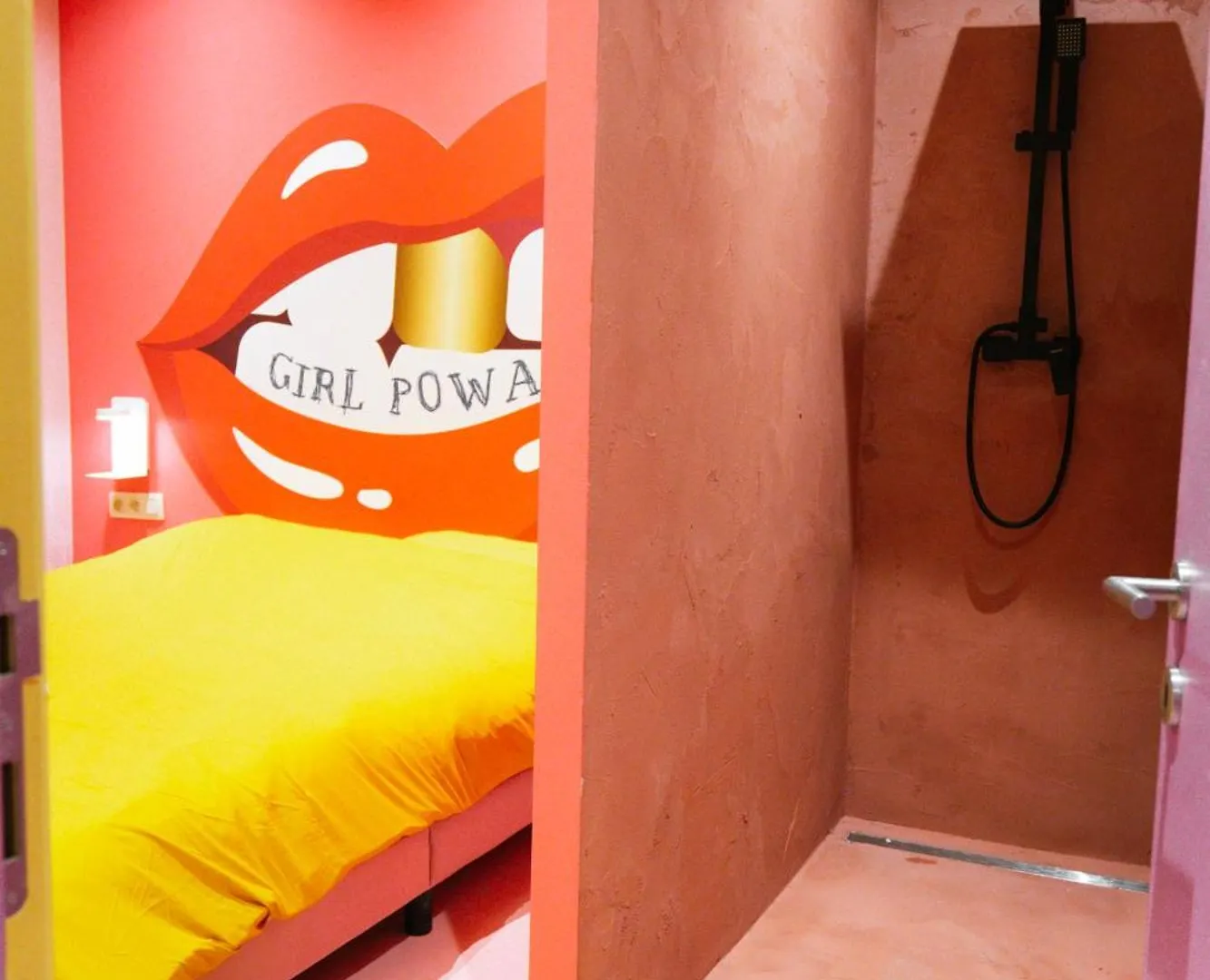 Capsule Girl Power Spa - Balneo - Sauna - Karaoke - Billard - 2 Chambres シャルルロワ 0*,  ベルギー